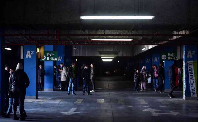 Lviv’de halk, sirenler sonrası AVM otoparkına sığındı