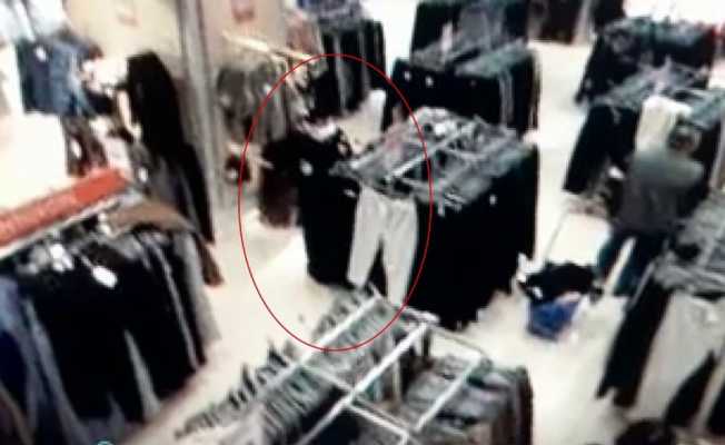 Mağazada müşterinin çantasından para çalan hırsız, aynı işyerindeki güvenlik görevlisi çıktı