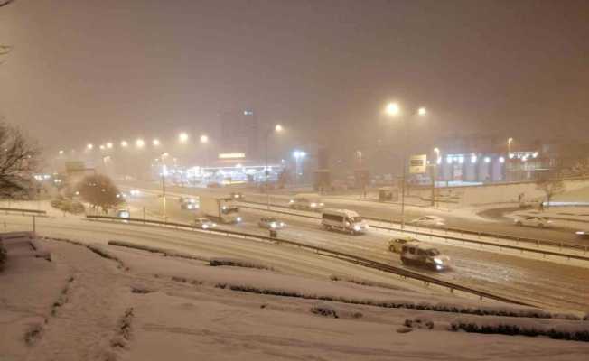 Maltepe E-5’te yollar buz tuttu, sürücüler zor anlar yaşadı