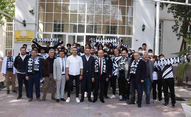 Manisa FK’lı futbolcular Şehzadeler Gediz Anadolu Lisesi öğrencileriyle buluştu