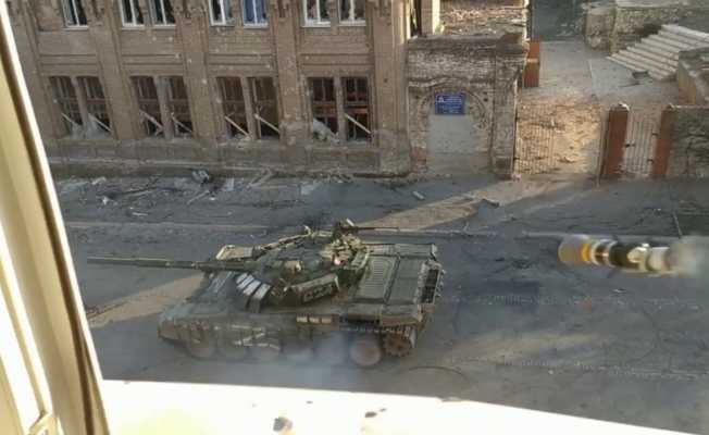 Mariupol’de ilerleyen Rus tankı el tipi tanksavar ile vuruldu