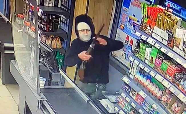 Markette maskeli silahlı soygun girişimi kamerada