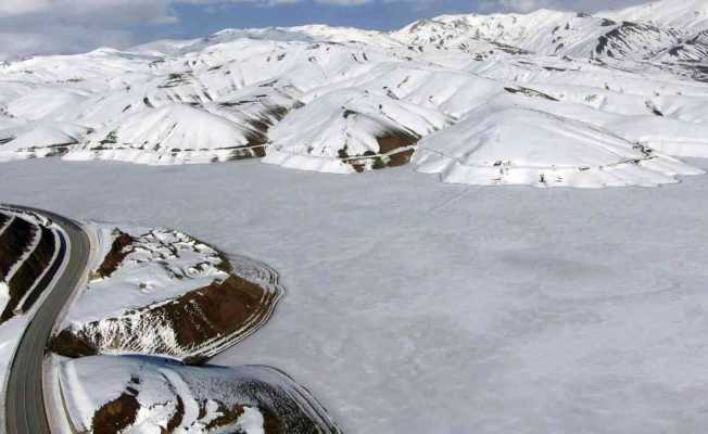 Mart ayına rağmen Dilimli Barajı’nın buzları çözülmedi