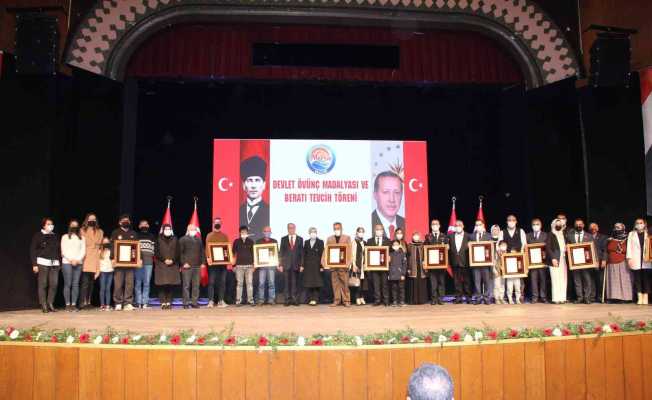 Mersin’de 3 şehit ailesi ile 8 gaziye ‘Devlet Övünç Madalyası’ verildi