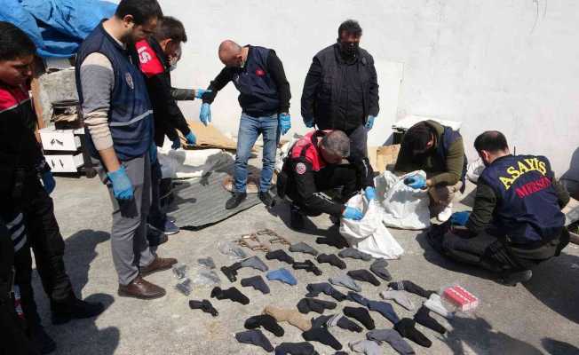 Mersin’de bir evde çoraplara sarılı 40 silah ele geçirildi