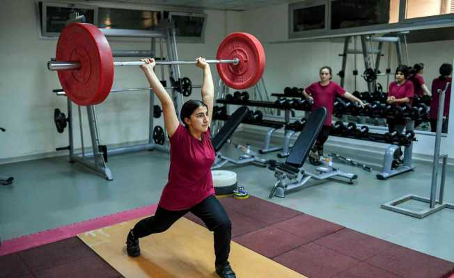 Mersin’de kız öğrenciler halter branşında ilerliyor