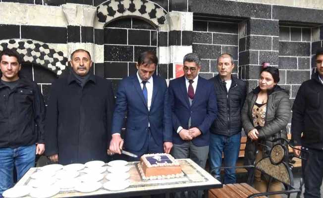 MHP Diyarbakır İl Teşkilatı, Ziya Gökalp’ın doğum gününü pasta keserek kutladı