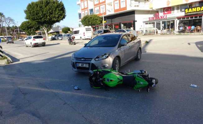 Motosiklet sürücüsü başındaki kask sayesinde hayatta kaldı