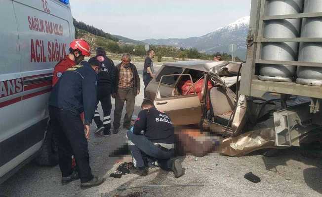 Muğla’da otomobil park halindeki kamyona çarptı: 1 ölü 1 yaralı