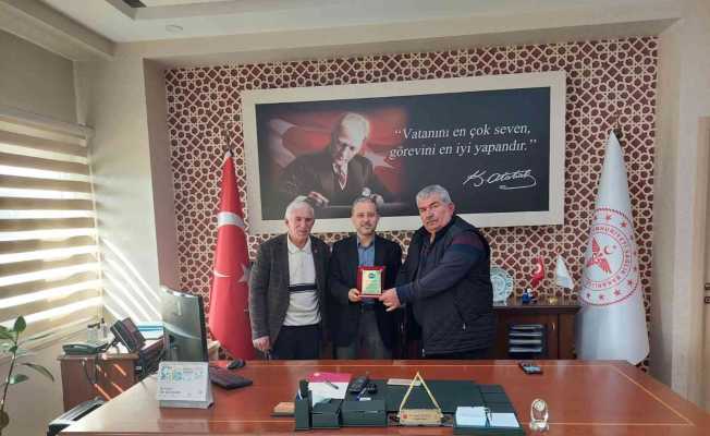 Muhtarlardan Sağlık Müdürü Yılmaz’a plaket