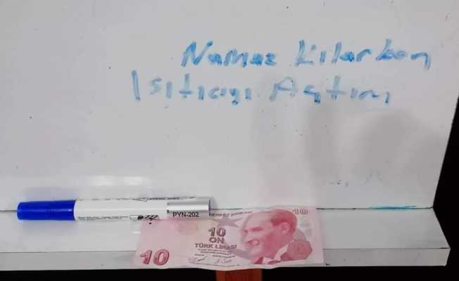 Namaz kılmak için camide elektrikli ısıtıcıyı çalıştıran gençten iç ısıtan hareket