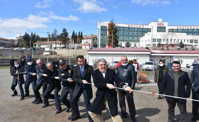 Nevruz programında protokol öğrencilerle halat çekme oynadı