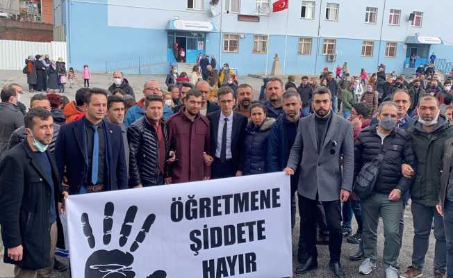 Öfkeli veli, öğrencilerin gözü önünde öğretmeni darp etti