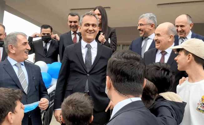 Öğrencilerden Bakan Özer’i gülümseten istek: “Müzikten bırakıyorlar, sınıfta kalma olmasın"
