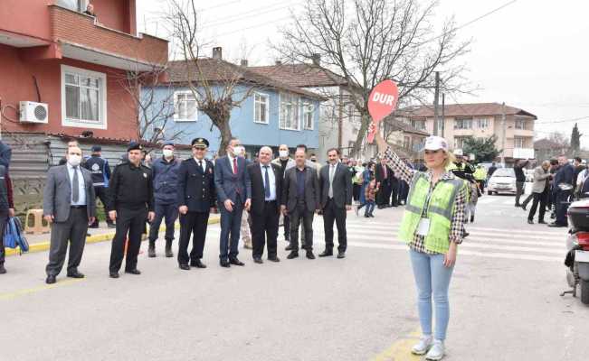 Okul önlerindeki trafik düzenini gönüllüler sağlayacak