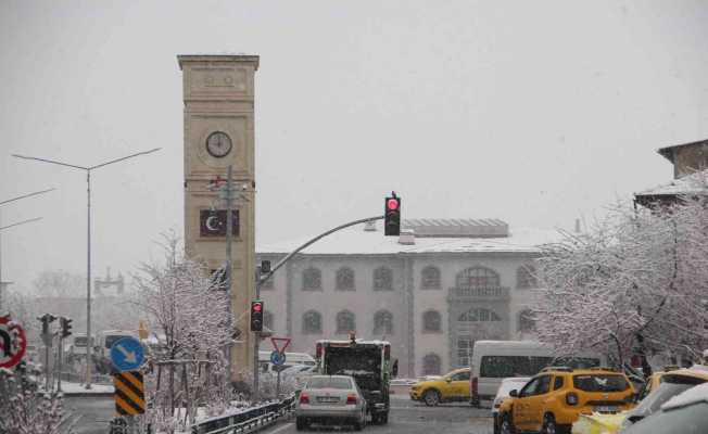 Oltu’da martta yağan kar besicileri zorluyor