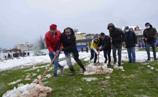 Ordu’da sahaya inen taraftarlar kar temizliği yaptı