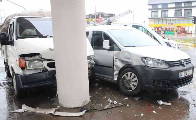Ordu’da trafik kazası: Araçlar hastane girişindeki beton direğe çarparak durabildiler