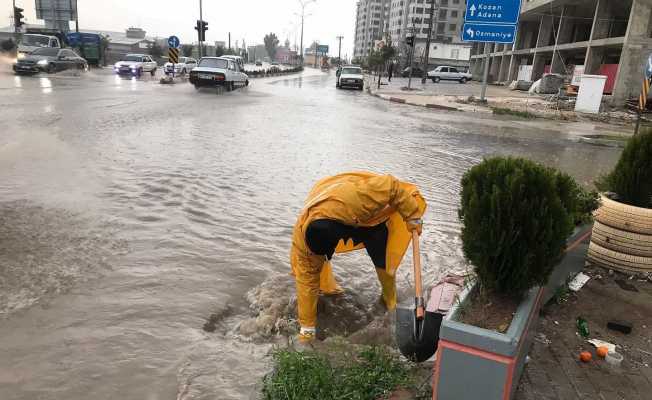 Osmaniye’de sağanak yağış su baskınlarına neden oldu