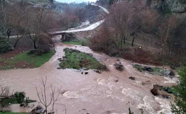 Osmaniye’de şiddetli yağış çayların debisini arttırdı
