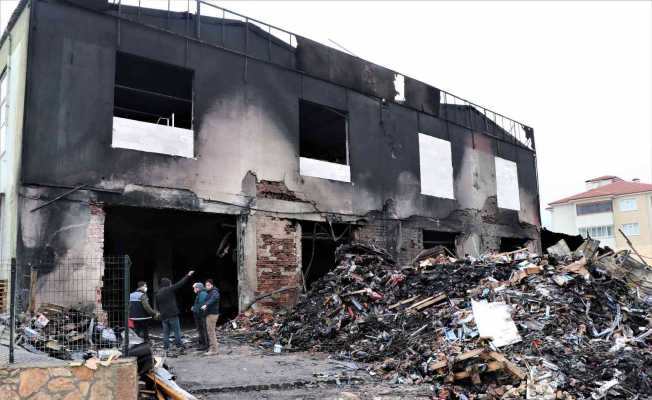 Oto yedek parça deposunda çıkan yangının hasarı gündüz ortaya çıktı