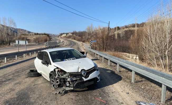 Otomobil çöp bidonuna çarptı:3 yaralı