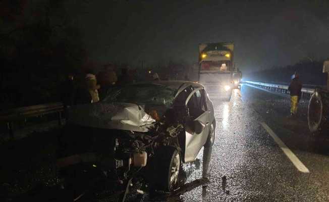 Otomobil ile iş makinesinin karıştığı trafik kazasında 3 kişi yaralandı