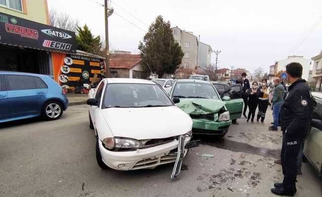 Otomobil ile kamyonet çarpıştı: 3 yaralı