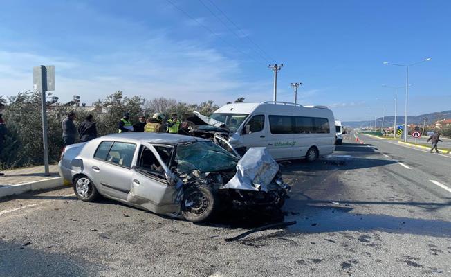 Otomobil minibüs ile çarpıştı: 1 ölü, 5 yaralı