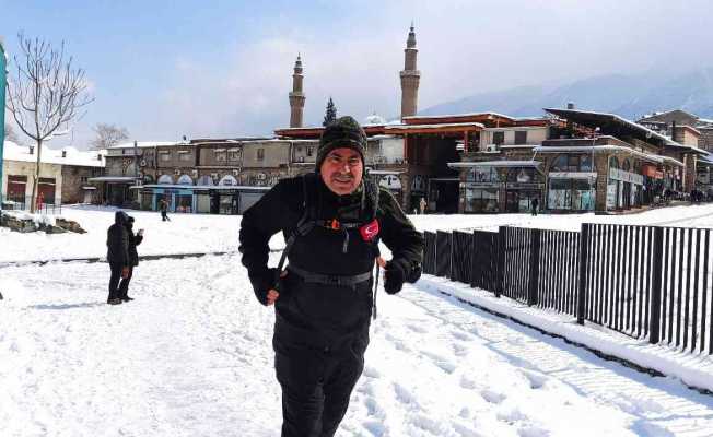 (Özel) Kar kış dinlemiyor; her gün işten evine koşarak gidiyor