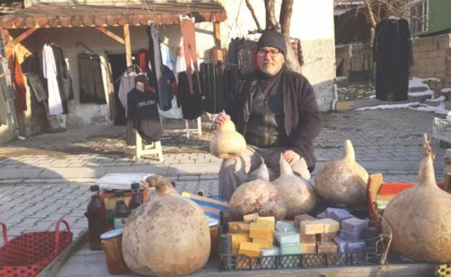Pazarda satışa çıkan su kabakları ilgi odağı