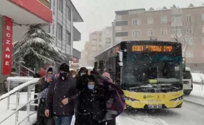 Pendik’te 4 İETT aracı yoğun kar yağışı nedeniyle yolda kaldı