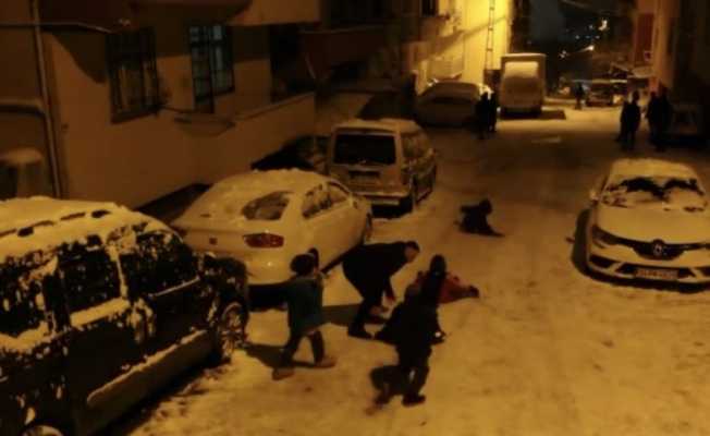 Pendik’te tepsilerle kayan çocuklar, karın tadını çıkardı