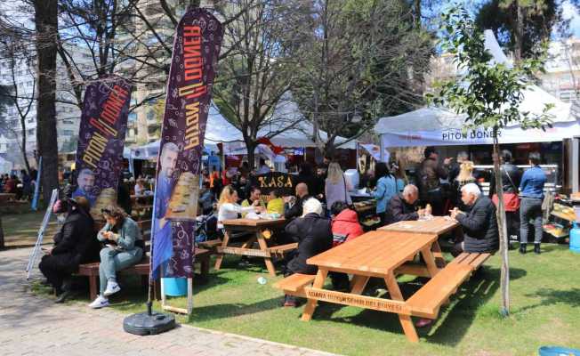 "Piton Döner" Portakal Çiçeği Karnavalı’na damga vurdu