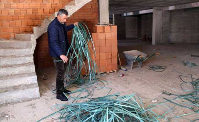 Plastik bağları çöpe atmayıp pazar çantasına dönüştürüyor