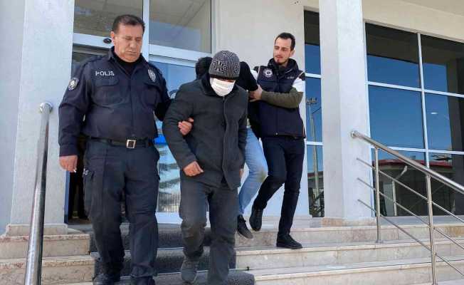 Polis altınları elektrikli süpürgeyle toplamıştı, 2 kişi serbest bırakıldı