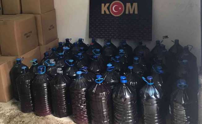 Polis battaniyeyi kaldırınca ortaya çıkardı: 945 litre kaçak içki ele geçirildi