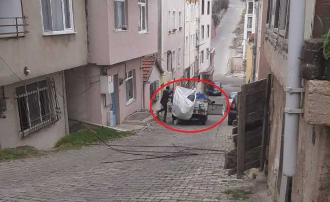 Polis gibi hırsızları kovaladı: Kıstırılan hırsızlar, çareyi çaldıkları malı bırakmakta buldu