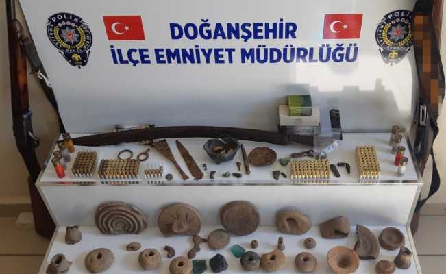 Polis uyuşturucu madde ararken tarihi eser buldu