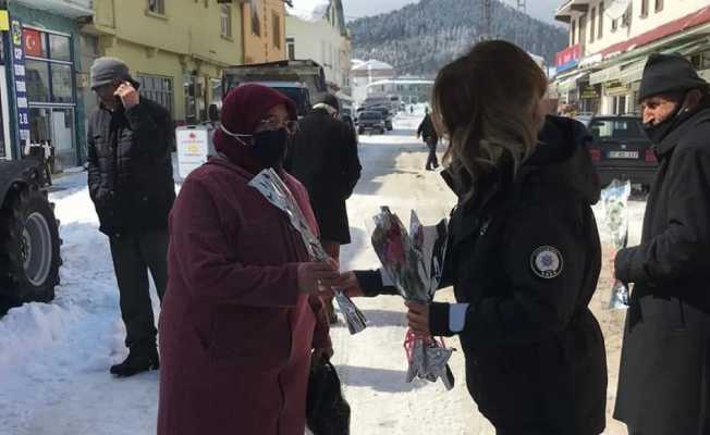 Polis ve jandarma ekipleri yaşlılara karanfil armağan etti