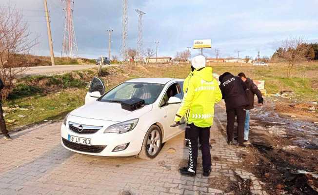 Polisin ’dur’ ihtarına uymayan arabada polis çakarı ve kesici aletler bulundu
