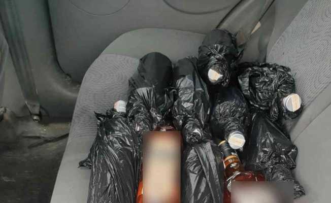 Polisin şüphe üzerine durdurduğu araçtan 16 şişe kaçak içki çıktı