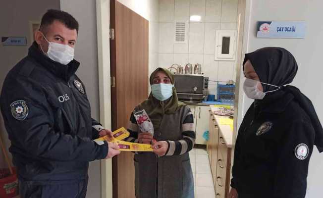 Polisler, kadınların gününü kutladı