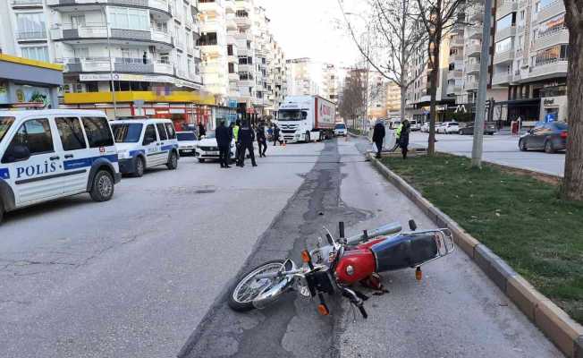 Polislerin gözü önünde yayaya çarptı
