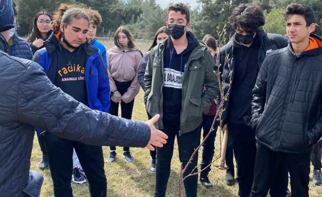 Radikal Okulları öğrencileri Dünya Su Günü’nde fidan dikti