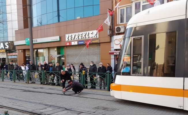 Raylara sıkışan güvercin tramvay seferlerini aksattı