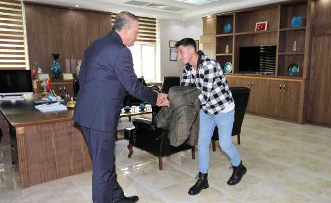 Rektör Elmastaş, “ilk günüm yalnız geçti" diyen öğrenciyi misafir etti
