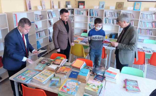 Rektör Prof. Dr. Kazım Uysal,  İnköy Ortaokulu’na kitap bağışladı