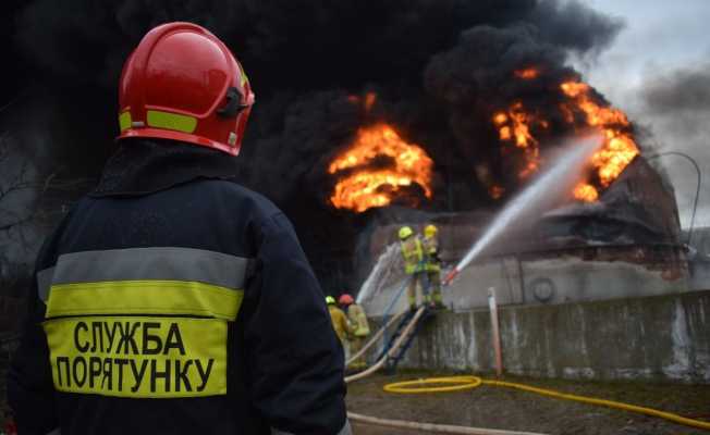 Rivne’de vurulan yakıt deposundaki yangın 3 gündür söndürülemiyor