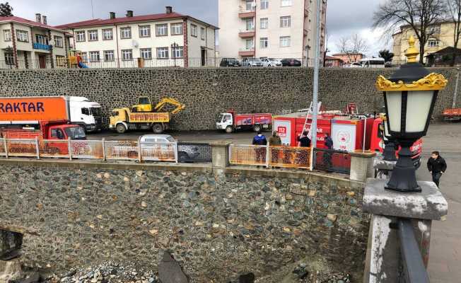 Rize’de dere yatağında mahsur kalan köpek itfaiye ekiplerince kurtarıldı